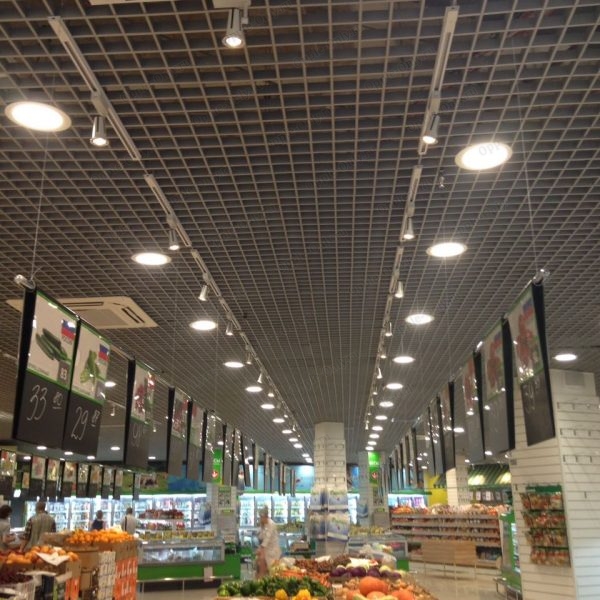 Светодиодная лампа Low Bay мощная в магазине супермаркете 1